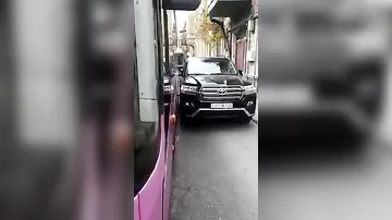 Bakıda qanunsuz parklanma nəticəsində yol bağlandı, marşrut avtobusları ilişib qaldı