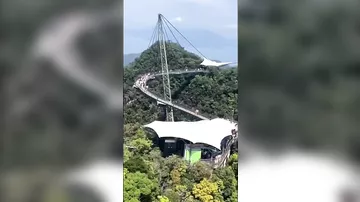 Nanə 125 metr hündürlüyü olan “Sky bridge”də