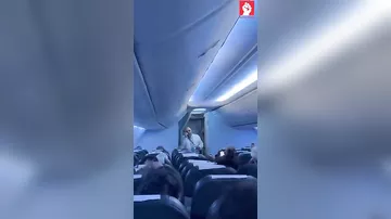 Norveç təyyarəsinin baş stüardı iranlılara şeirlə dəstək oldu
