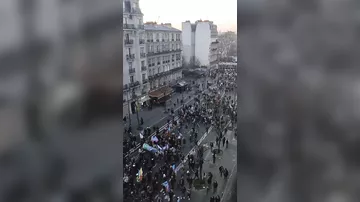 В Париже продолжаются массовые акции протеста, начались беспорядки и вандализм 2.