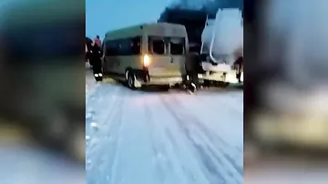 Школьный автобус с детьми попал в ДТП в России