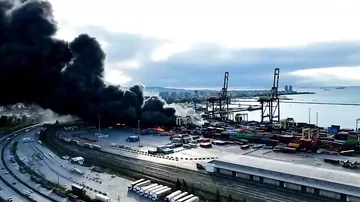 В Турции сообщают о взрывах в горящем порту Искендерун