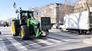 Французские фермеры в рамках акции протеста вывели сотни тракторов на дороги Парижа
