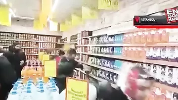 İstanbulda bir mağaza sahibi bütün mallarını zəlzələdən zərər çəkənlərə bağışlayıb