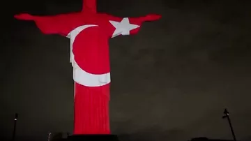 İsa Məsihin Riodakı heykəli Türkiyə bayrağının rənglərinə boyandı