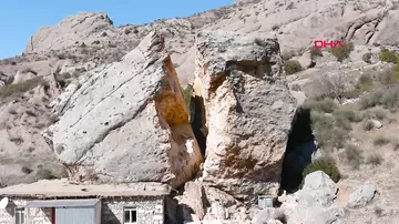 Nəhəng qaya parçası evə çırpılaraq ikiyə bölündü