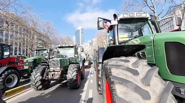 Minlərlə traktor Brüsselin mərkəzini bağladı
