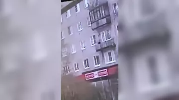 Rusiyada binanın pəncərəsindən yıxılan 4 yaşlı uşaq sağ qaldı