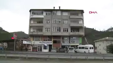 Türkiyədə fırtına: Rizede evlərin damları yola səpələndi