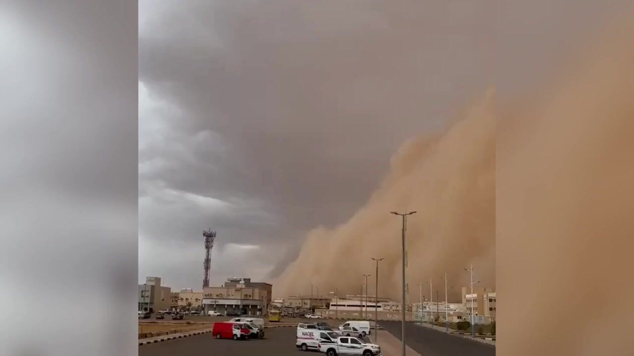 Шторм в эмиратах. Песчаная буря Саудовская Аравия. Пыльная буря. Песчаные и пыльные бури. Самая страшная Песчаная буря.