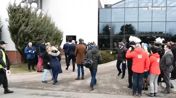 Polşalı nazir mətbuat konfransına silahla gəldi