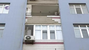 Binanın fasadından qopan daşlar avtomobilə ciddi ziyan vurub