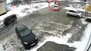 Водитель сбил двух пешеходов на тротуаре в Томской области
