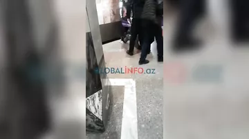 Bakı metrosunda sərnişin qatarın altında qaldı