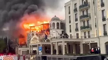 Мощный пожар произошел в Ambassadori Tbilisi Hotel в центре Тбилиси - 1