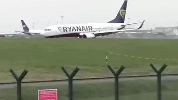 Лайнер компании Ryanair тормозил брюхом при посадке в Дублине