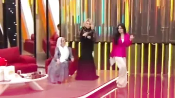 Əməkdar artist qulağından düşən sırğanı fanatına verdi