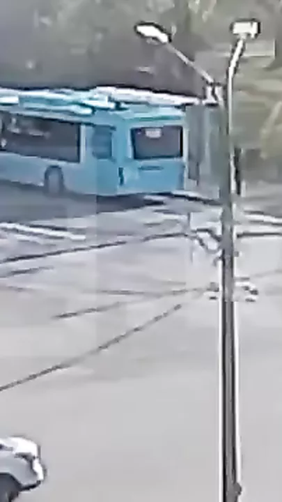 Мальчик чудом выжил, попав под автокран в Петербурге