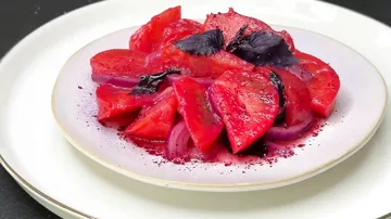 Yaz və yay aylarının ən çox sevilən pomidor salatı