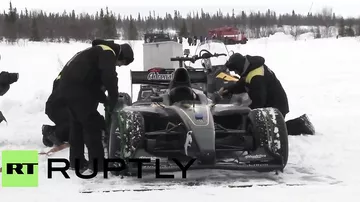 Российский гонщик развил скорость почти 230 км-ч на льду озера