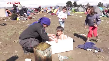В лагере беженцев в Греции детей моют в коробке из пенопласта
