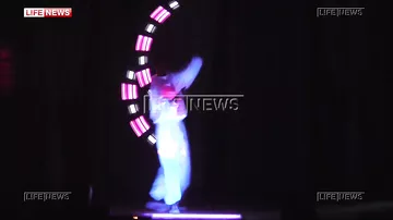 Заключённый артист создал световое шоу за колючей проволокой