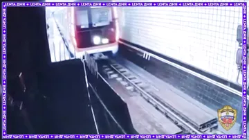 Tuneli "kurilka" edən sərnişinin ağlasığmaz hərəkəti - Metroda