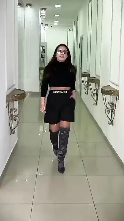 Tünzalə Ağayeva şortikdə, göbəyi açıq poz verdi