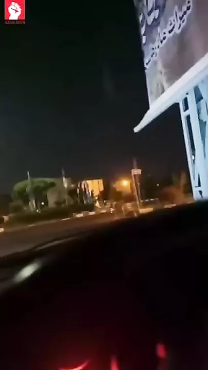Etirazçılar molla rejiminin lövhələrini parçaladılar