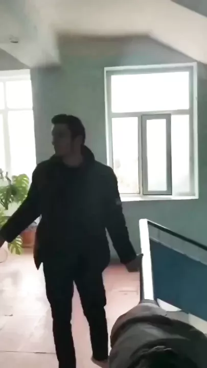 Azərbaycanda tələbə universitetin yuxarı mərtəbəsindən yıxıldı
