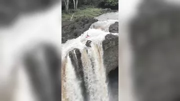 Насколько сильным был бы выброс адреналина, если бы вы спускались на байдарках с этого огромного водопада на Гавайях?