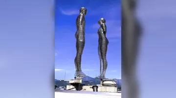 Скульптура «Али и Нино» в Батуми, Грузия