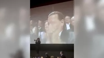 Coni Deppi 7 dəqiqə ayaqüstə alqışladılar