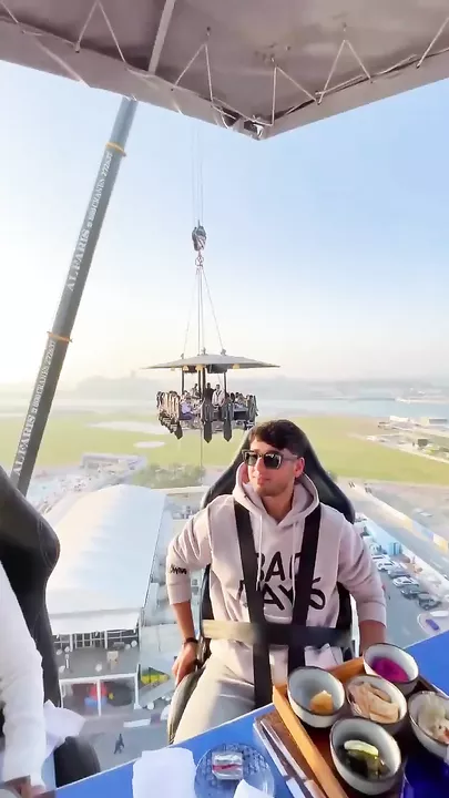 Столовая на высоте 50 метров, подвешенная краном в Дубае