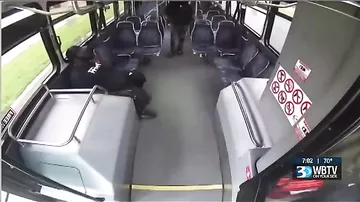 В США водитель и пассажир устроили перестрелку в автобусе