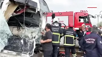 Türkiyədə iki tramvay toqquşdu: Çox sayda yaralı var
