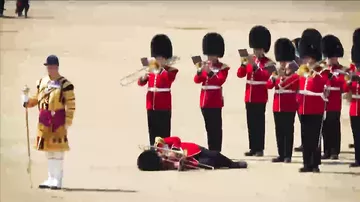 Rəsmi mərasimdə əsgərlər bayıldı
