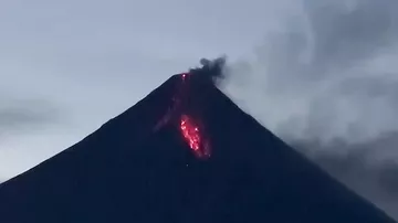 Mayon vulkanı püskürdü, 14 minə yaxın insan...