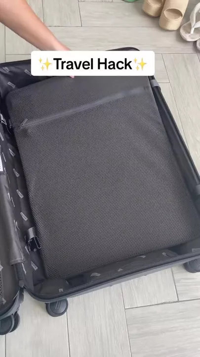 Блогерша поделилась простым способом не помять глаженые вещи в чемодане