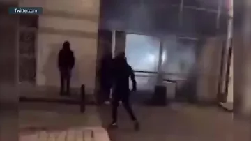Parisin ətrafı Nanter bölgəsində 17 yaşlı yeniyetmənin polis tərəfindən öldürülməsindən sonra başlayan iğtişaşlar zamanı polis 150 nəfəri saxlayıb - 1