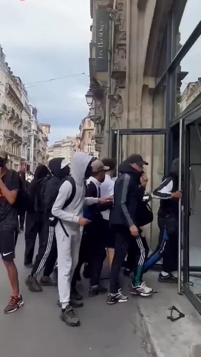 Во Франции грабят магазины