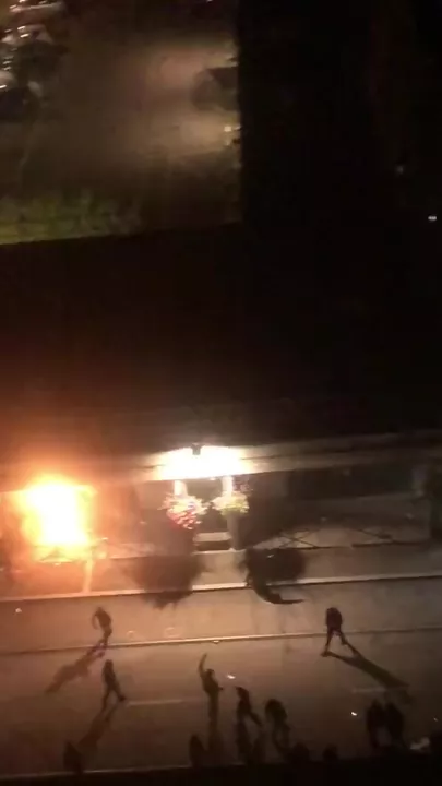 Во Франции подожгли полицейский участок