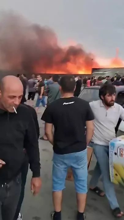 Крупный пожар на рынке в Армении.