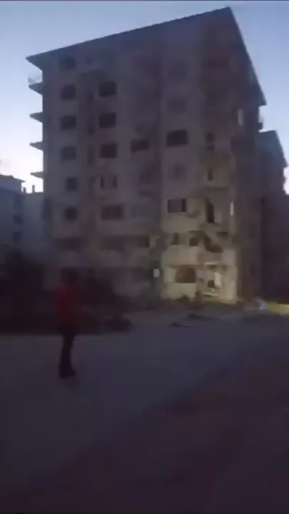 В Турции мужчина бросил камни в пострадавший от землетрясения дом и разрушил его