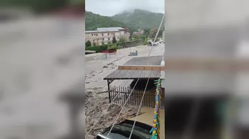 Затопленные дороги и улицы - такая обстановка сейчас царит в Туапсинском районе Кубани из-за ливней и оползня - 1