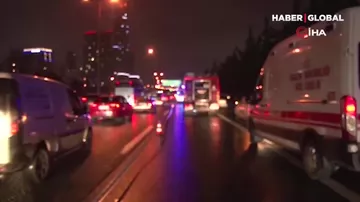 Türkiyədə mikroavtobus tam sürəti ilə iki minik avtomobilinə çırpılıb aşdı