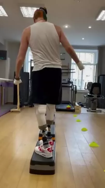 Костомаров показал, как заново учится ходить