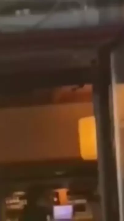 Мужчина разгромил «Шоколадницу» в центре Москвы и попал на видео