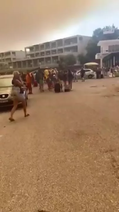 Люди массово эвакуируются с острова Родос