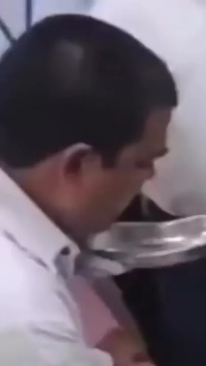 В Индии чиновник съел часть взятки во время задержания